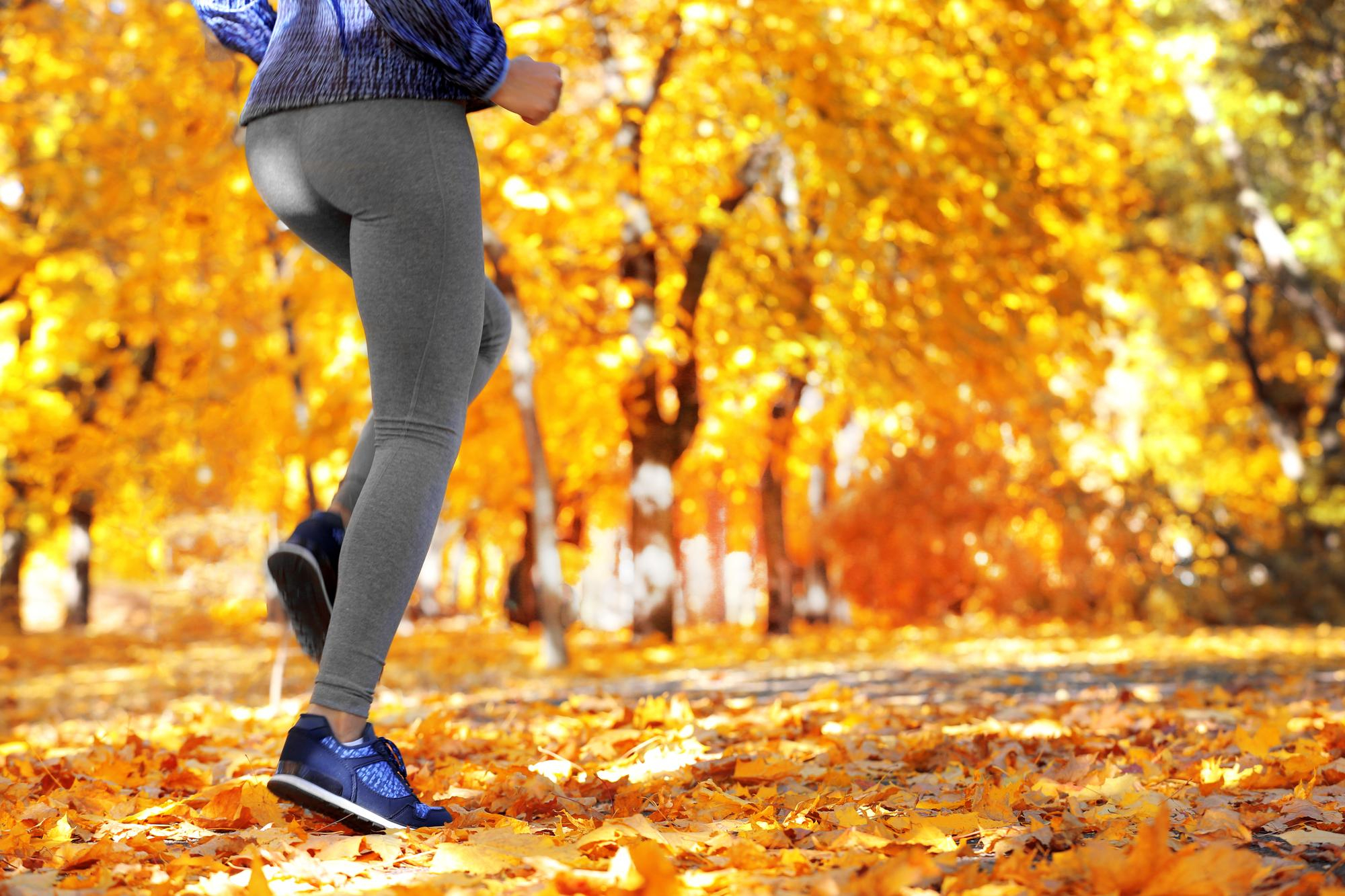 Joggen im Herbstwald Bild