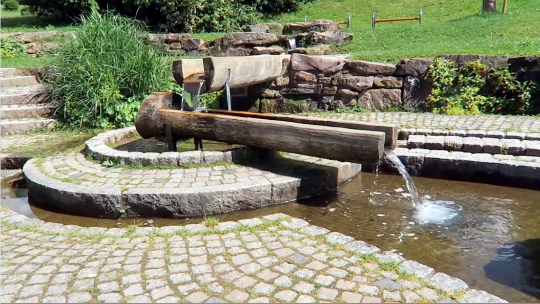 Lossburg Zauberland Brunnen Bild